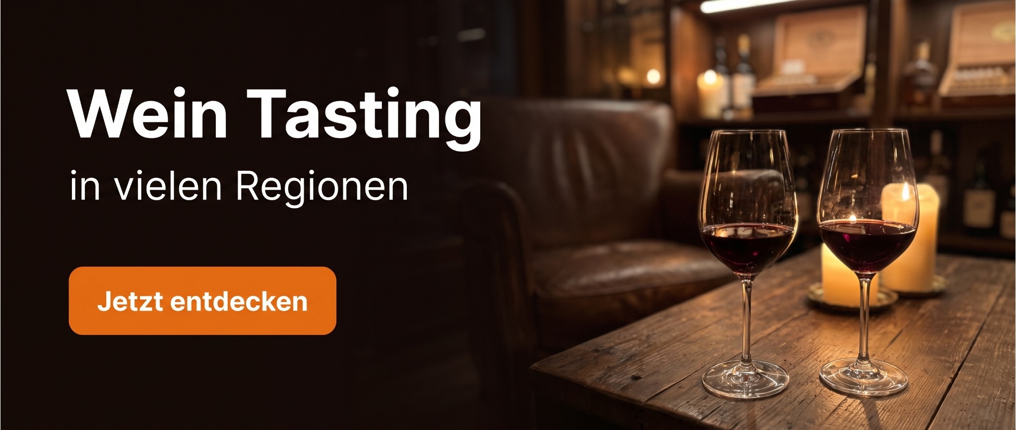 Zwei Gl&auml;ser Rotwein auf einem Holztisch in einer stilvollen Weinlounge mit Kerzenlicht und dem Schriftzug &bdquo;Wein Tasting in vielen Regionen&ldquo;.