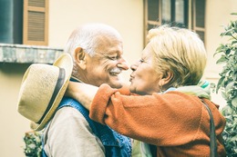 Partnersuche im Internet ab 50 plus: Bei diesen kostenlosen Apps finden Sie die Liebe