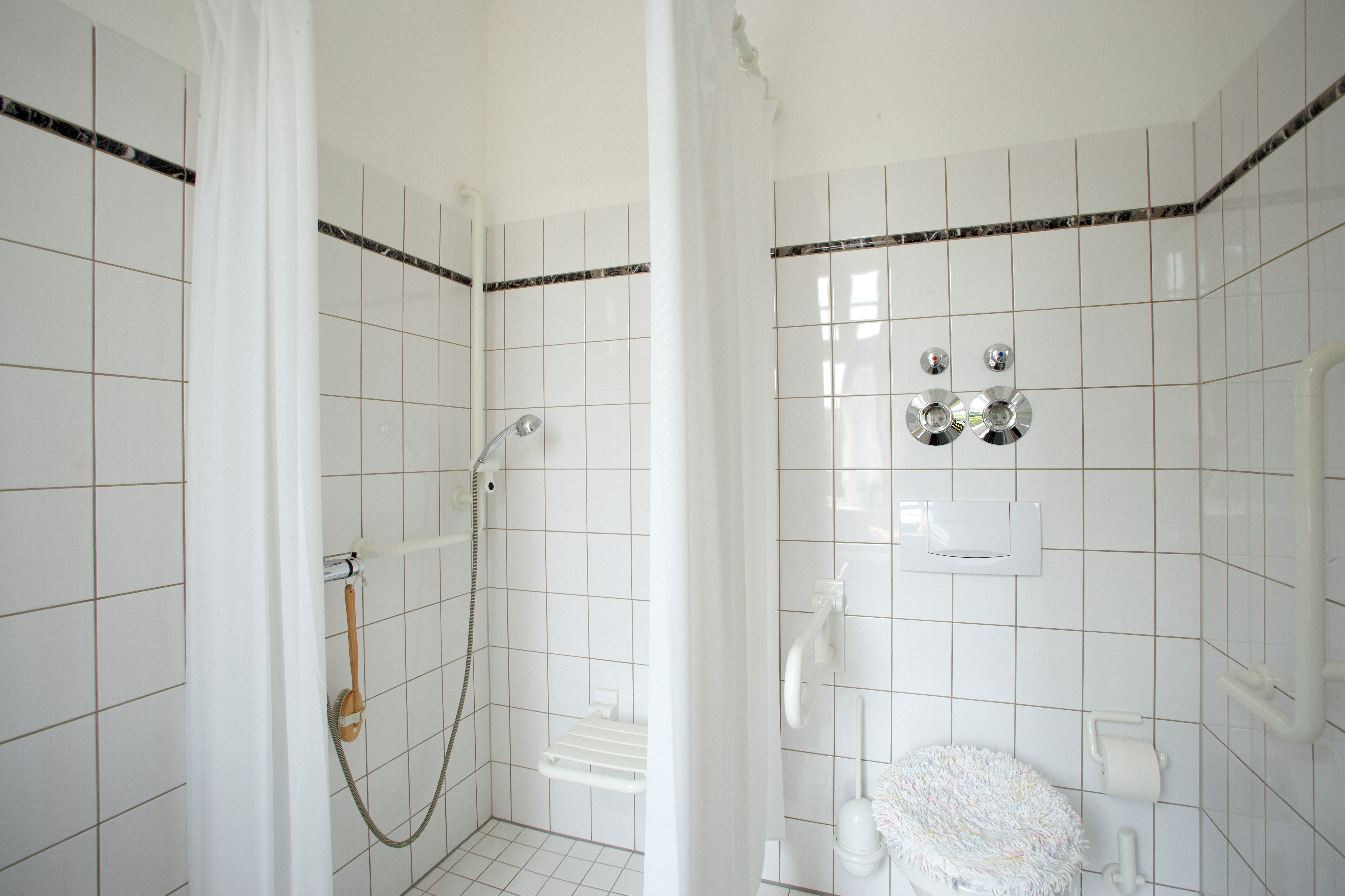 Ein Bad mit der richtigen Ausstattung bietet eine Erleichterung im Alltag. | &copy;Adobe Stock_moritz