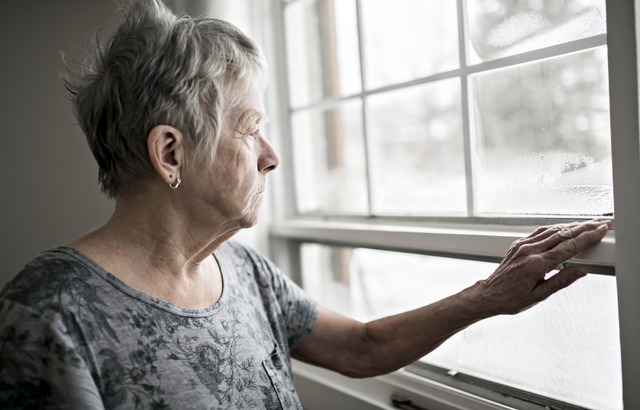 R&uuml;ckzug, Isolation, alte Frau am Fenster