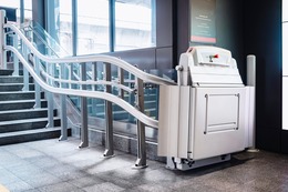 Rollstuhllift für Treppe (innen, außen & senkrecht) – Ratgeber & Preise im Überblick