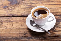 Kaffee als Schlafmittel: 6 paradoxe Fakten zu Koffein und wie es beim Einschlafen helfen kann