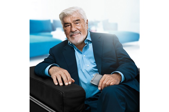 Mario Adorf, sitzend, Widex H&ouml;rger&auml;te