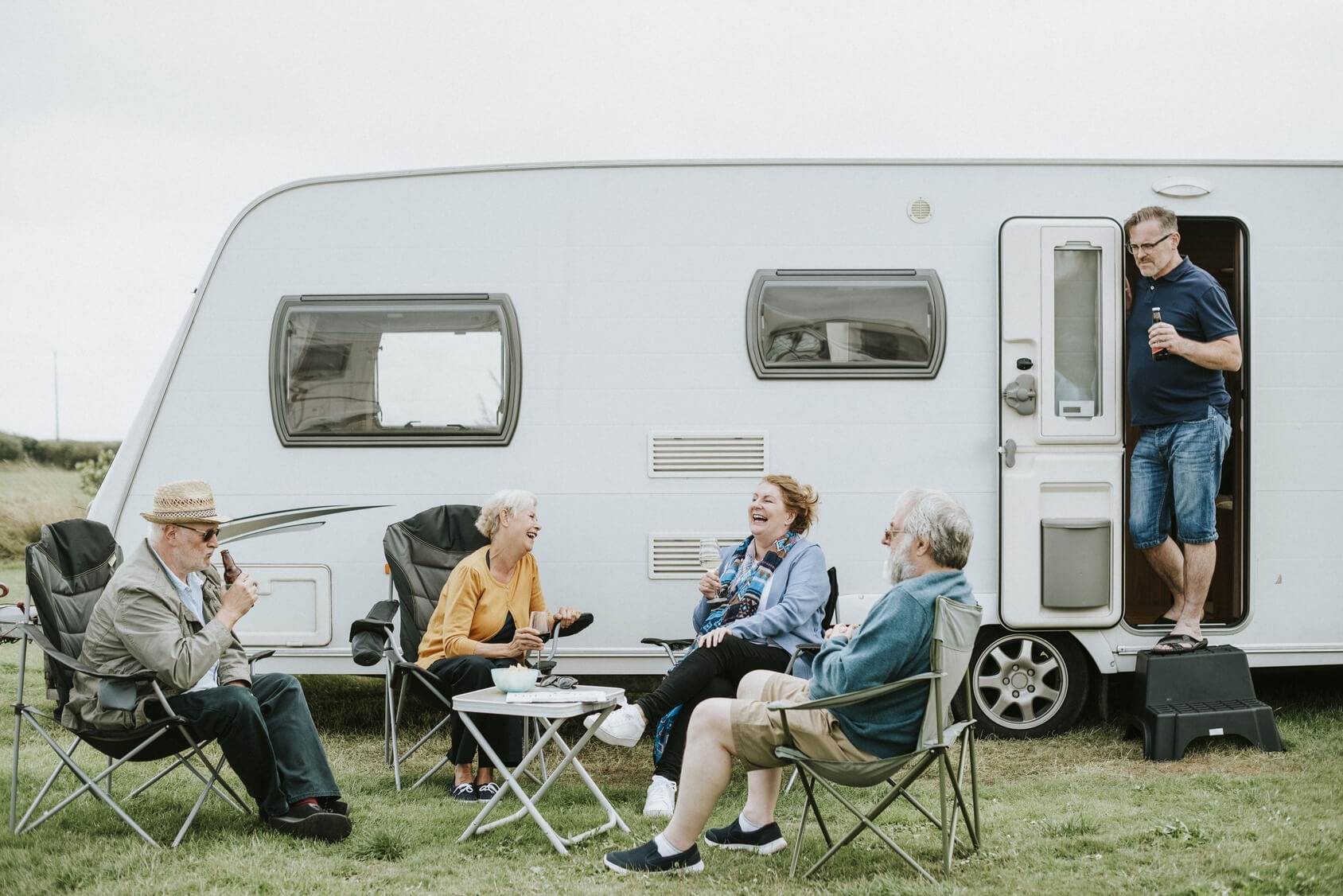  Natur, Wohnwagen, Freunde, lachen, Spa&szlig;, Alt, Senioren, Mann, Frau, Gruppe, Freunde, Urlaub, Ferien, Camping,campen, lachen