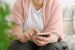 Seniorenhandy Test: 6 mobile Tastentelefone für ältere Menschen im Vergleich