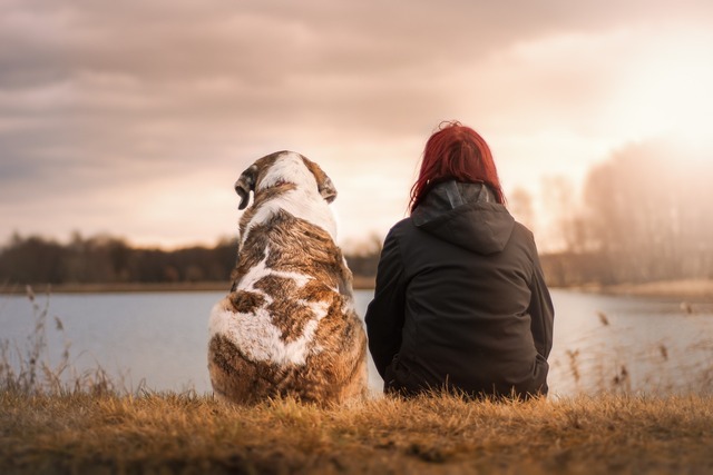 Frau mit Hund am See