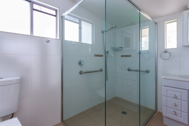 Dusche, duschen, behindertengerecht, seniorengerecht, altersgerecht, barrierefrei, Duschkabine, ebenerdig, Bad, Nasszelle, Haltegriff, Stützgriff
