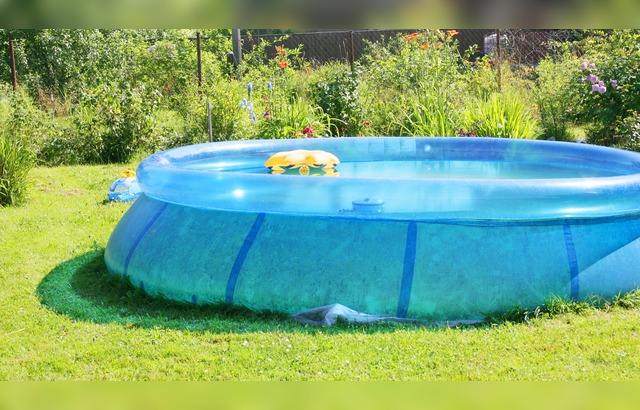 aufblasbarer Pool, Swimmingpool, Abkühlung im Garten