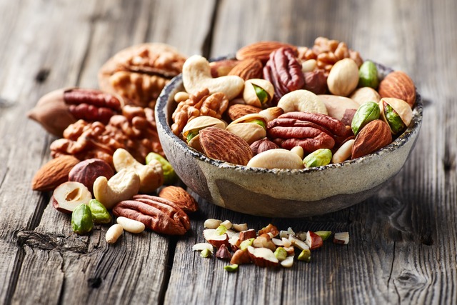 Abnehmen im Alter | Ernährung Nüsse