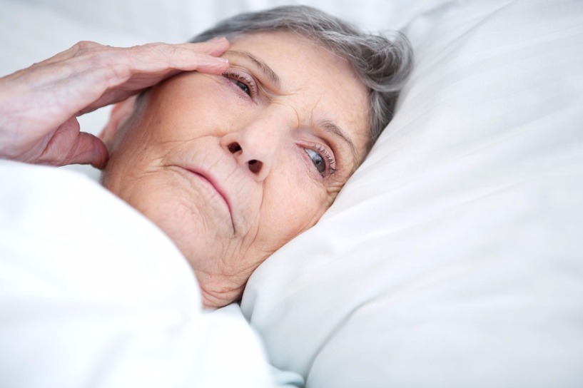 Grippe, krank, Influenza, Kopfschmerzen, unwohl, alt, Senior, Rentner, Frau, schlafen, Erk&auml;ltung