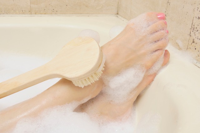 Füße waschen mit Bürste