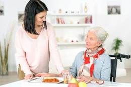 Seniorenhilfe im Alltag: Tipps für die Betreuung älterer Menschen zu Hause