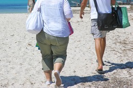 So lassen sich Bauch, Hüfte & Po im Bikini kaschieren