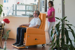 Pflegesessel &amp; Seniorensessel mit Aufstehhilfe – Infos zu Produkten &amp; Zuschuss von Krankenkasse