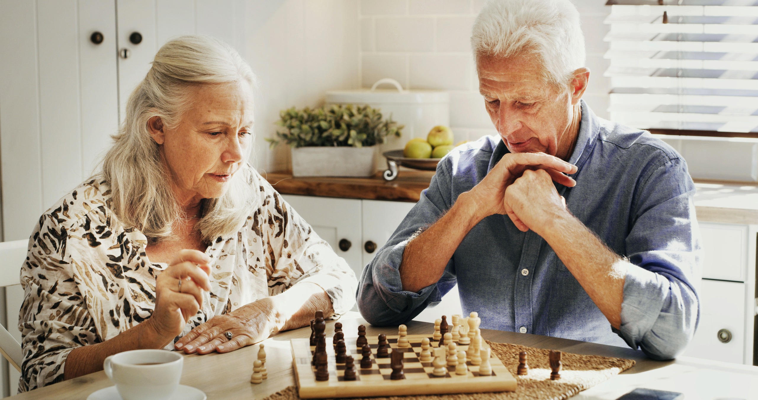 Auch Interaktion in der Partnerschaft kann im Alter die mentale Gesundheit fördern. | © Adobe Stock_peopleimages.com