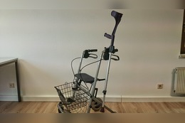 Krückenhalter für unterwegs: Tipps & Angebote mit Tisch, Rollstuhl und an der Wand.