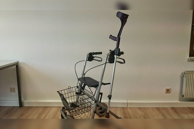 Krückenhalter für unterwegs | Tisch | Rollstuhl | Wand | Dusche