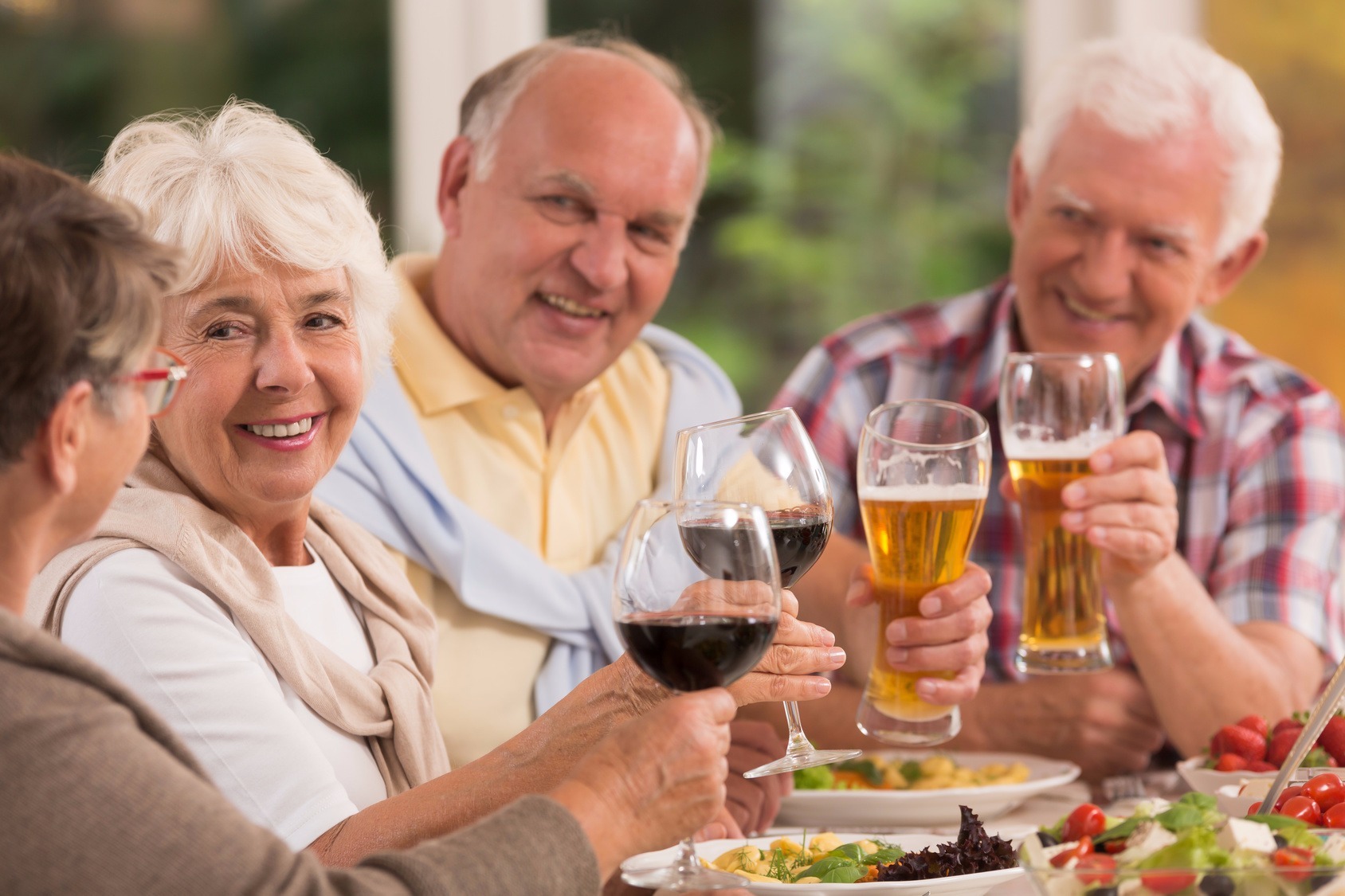 Senioren, Rentner, Alkohol, Bier, Wein, Essen, trinken, Gl&auml;ser, Essen, ansto&szlig;en, Prost, Pils, Rotwein, Helles, Paarabend