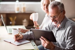 Media4Care Tablet im Test: Das sind unsere Erfahrungen mit dem Seniorentablet - Informationen zu Preis & Kosten