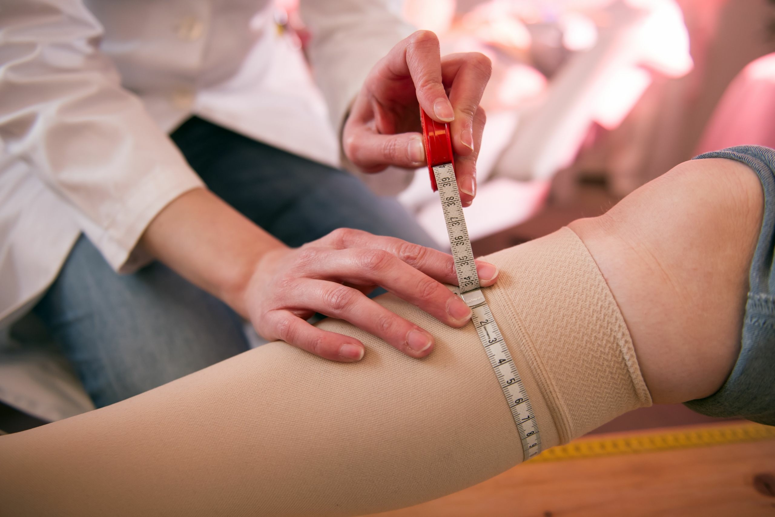 Ein Kompressionstrumpf sollte perfekt auf Sie abgestimmt sein. | &copy;Adobe Stock_klick61