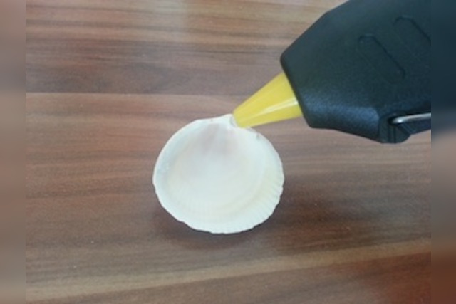 Hei&szlig;klebepistole, Muschel, basteln, kleben, Kleber, Tisch