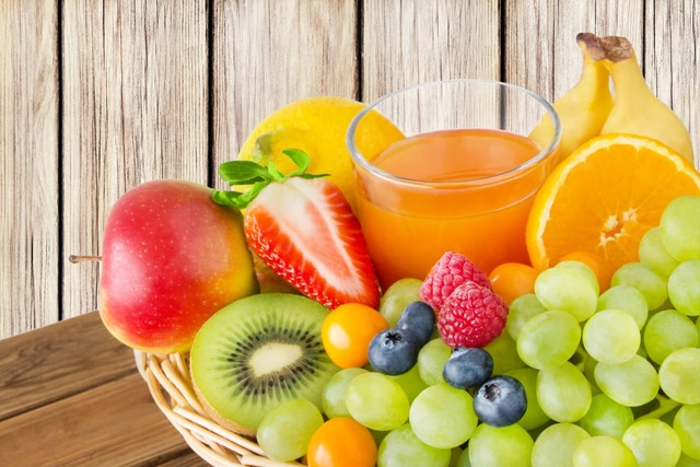Saft, Obst, Beeren, Erdbeere, Johannisbeere, Kiwi, Apfeln Banane, Orange, S&uuml;dfr&uuml;chte, Weintraube, Juice, gesund, Vitamine, N&auml;hrstoffe, Himbeere, Obstkorb