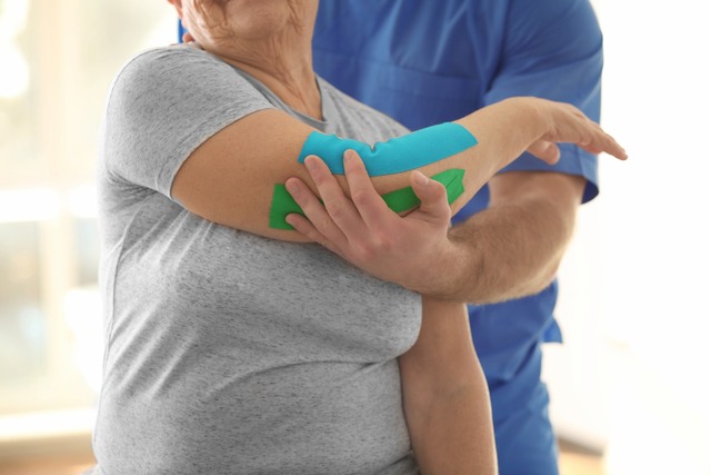 Kinesio Tape selber kleben | Schmerzstern tapen