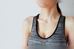 Schwitzen unter der Brust: Was tun gegen Ursachen von Ausschlag & Co.?