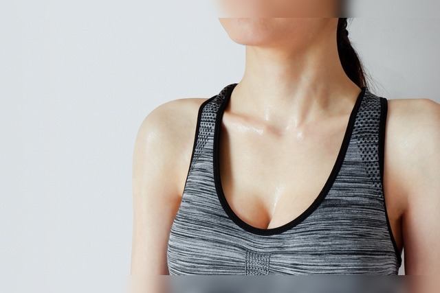 Schwitzen unter der Brust | zwischen | Ursachen | Ausschlag | Was tun