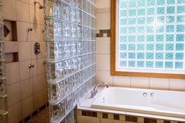 Duschhocker & Badewannensitz auf Rezept: Diese Kosten übernimmt Ihre Krankenkasse